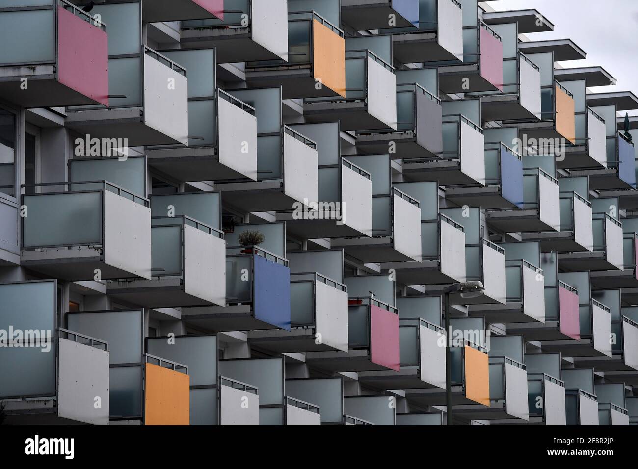 Munich, Deutschland. 15th Apr, 2021. Topic picture, symbol photo: Federal Constitutional Court overturns Berlin rent caps! Apartments in Munich, balconies, one-room apartments, apartments, facade, sadness, exterior view, one-room apartment, single apartment, satellite town, housing construction, building, property, own home, tenement, housing construction, rental apartments, prefabricated buildings, sadness, build, construction, construction industry, property, real estate, Construction industry, metropolitan area, | usage worldwide Credit: dpa/Alamy Live News Stock Photo