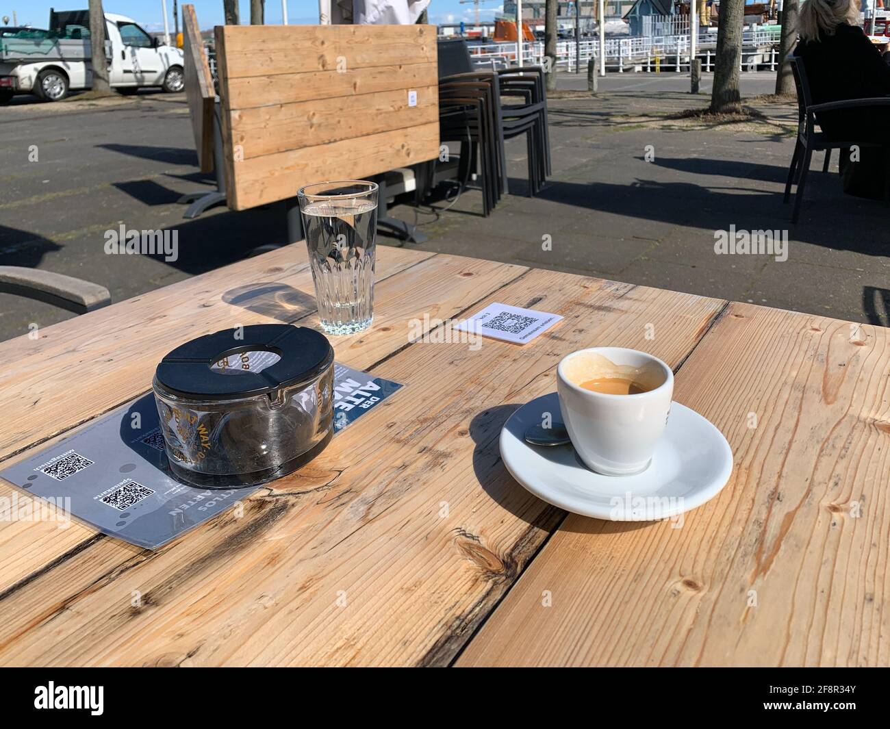 QR-Code auf einem Tisch eines Straßencafes in Kiel zur Registrierung per Luca App wegen der Coronarestriktionen Stock Photo