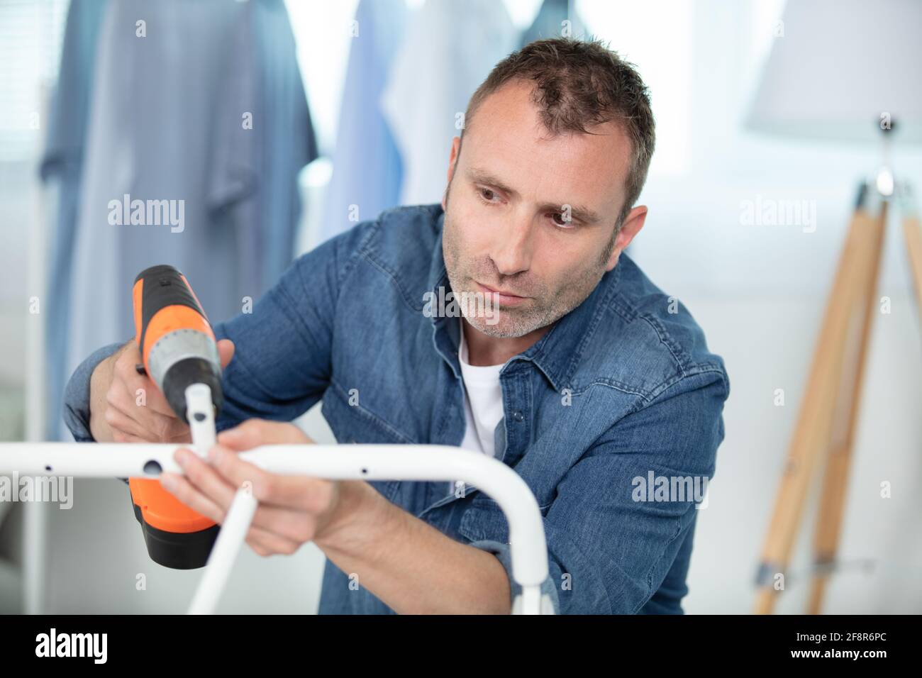 man putting together self assembly furniture Stock Photo Alamy
