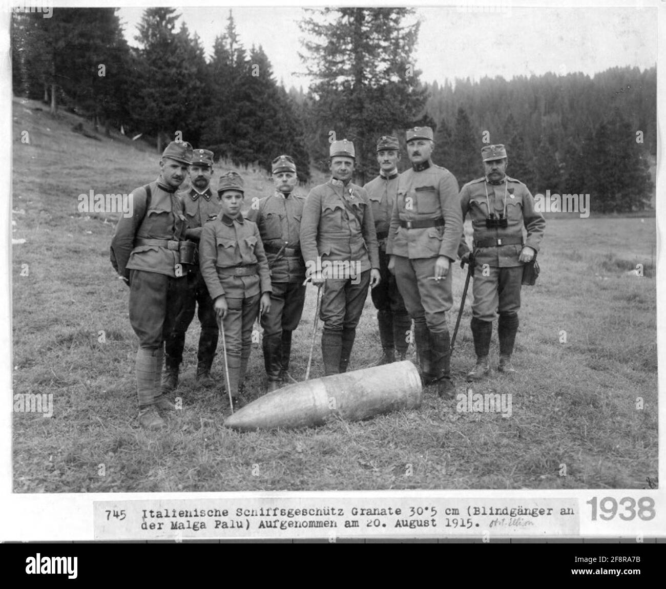 Italian naval shell Shell, 30.5 cm (dud at Malga Palu). Otto Ritter Ellison von Nidlef (Oberst of the Geniestab and Kommandant of the 1st Kaiserjägerbrigade), behind him on the right Major Freiherr von Unterrichter, next to him his son; Malga Palu, Trentino, Dolomite front; photographer: Flamm, 16. Korpskommando. Stock Photo