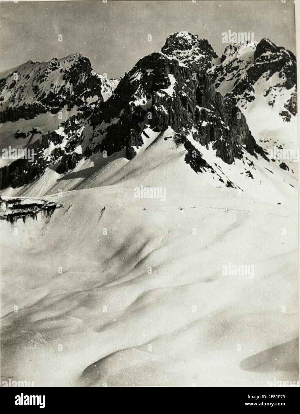 Position Varos: Panorama of Punta .penia to Grand Nebel, continued Col Ombert, Punta del Uomo. (5. Part image to WK1 ALB015 04030A.). Stock Photo