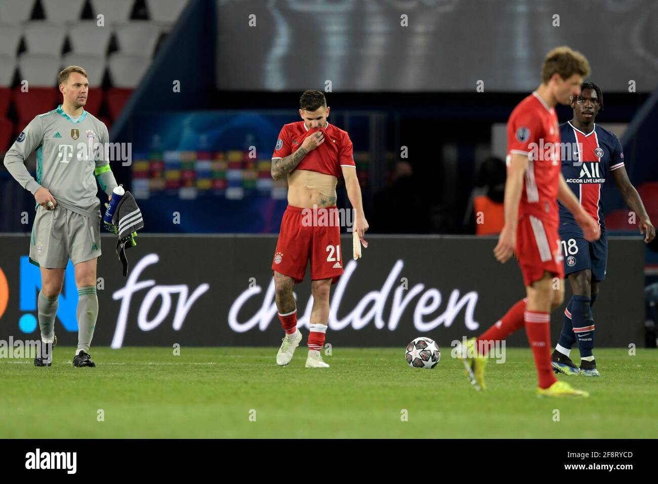 From left: Manuel NEUER (goalwart FC Bayern Munich), Lucas HERNANDEZ (FC  Bayern Munich), Thomas MUELLER (MÜLLER, FC Bayern Munich) after the end of  the game, disappointment, frustrated, disappointed, frustratedriert,  dejected, action, football