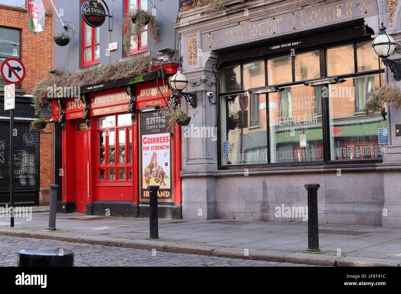 Famous temple bar in dublin hi-res stock photography and images - Alamy