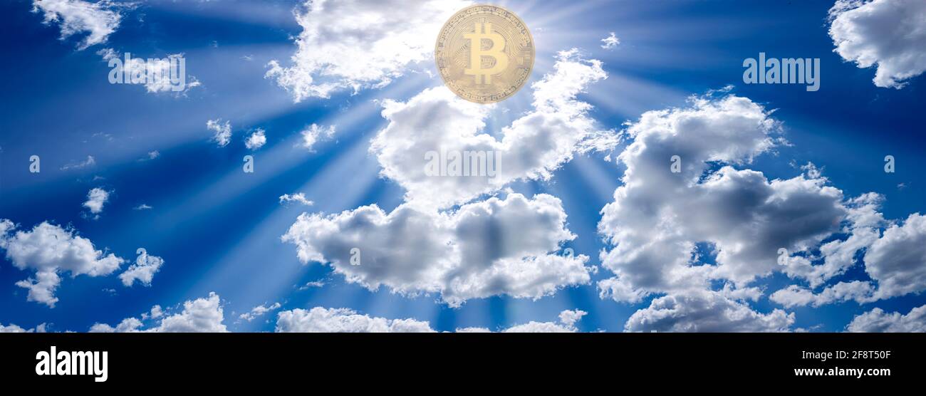 Wolkenpanorama mit Bitcoin in der Sonne Stock Photo