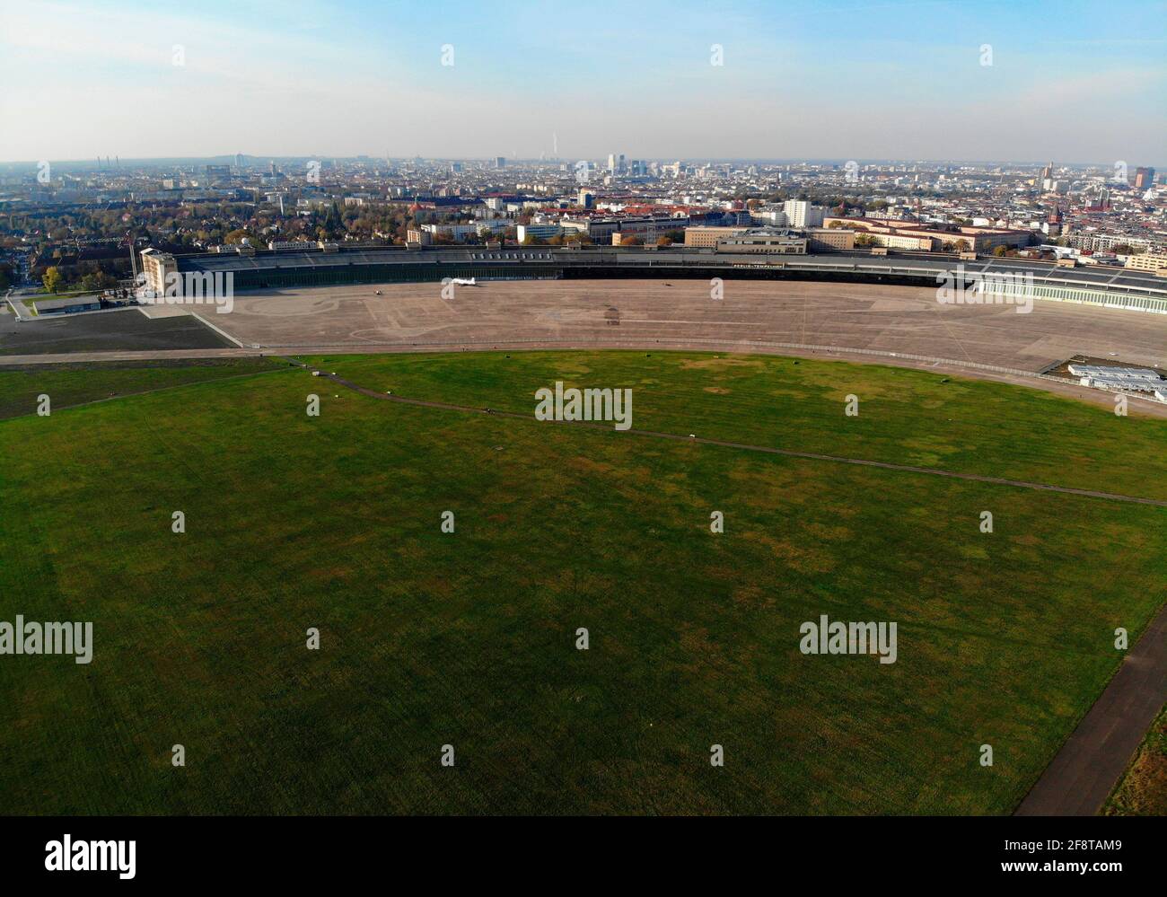 Luftbild: Flughafen Tempelhof, Tempelhofer Feld, Berlin (nur fuer redaktionelle Verwendung. Keine Werbung. Referenzdatenbank: http://www.360-berlin.de Stock Photo