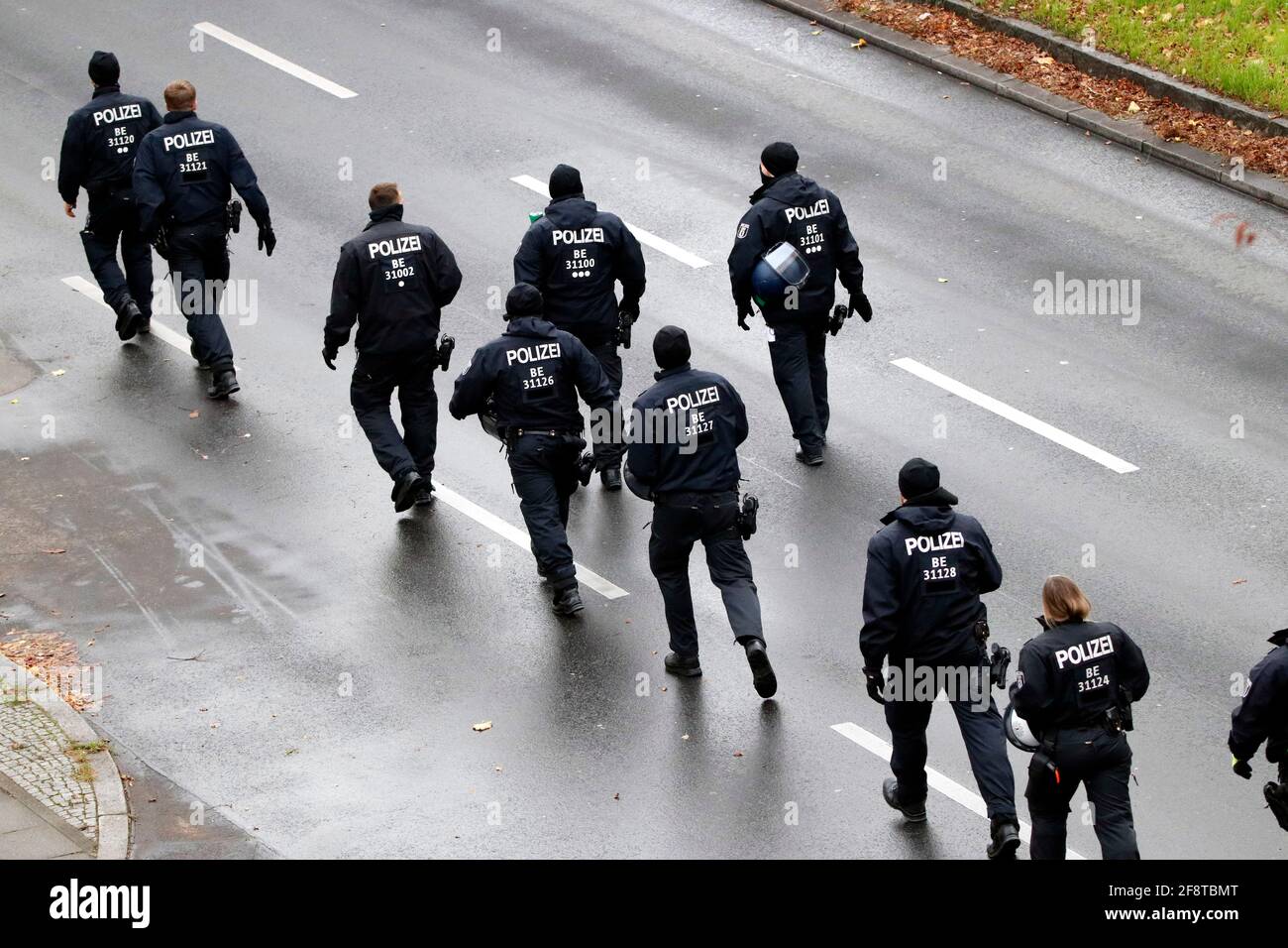 Impressionen: Polizei, 'Wir muessen reden'-Demonstration von Impfgegnern und Corona-Skeptikern, 22. November 2020, Berlin  (nur fuer redaktionelle Ver Stock Photo