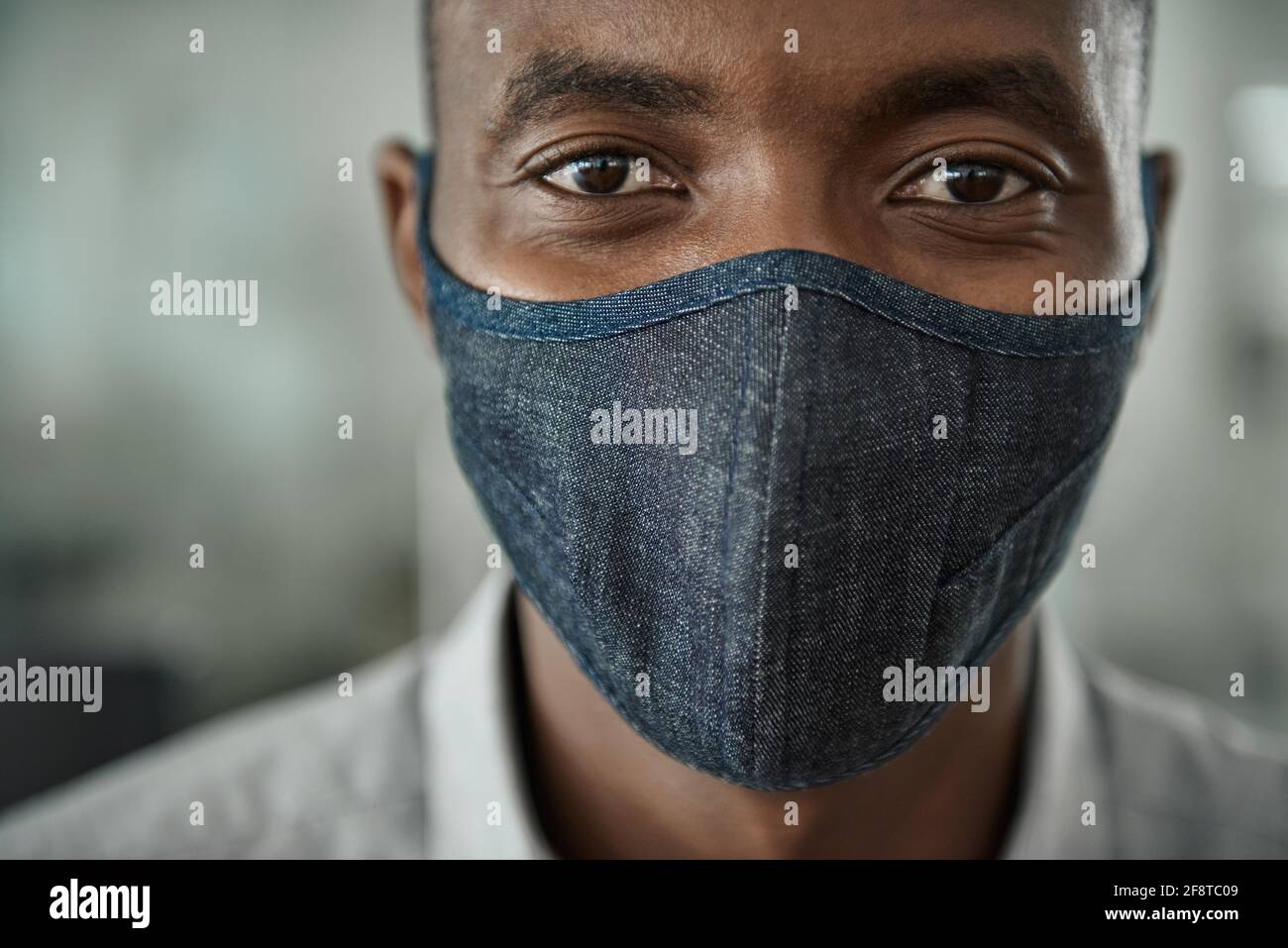 Person in office wearing mask hi-res stock photography and images - Alamy