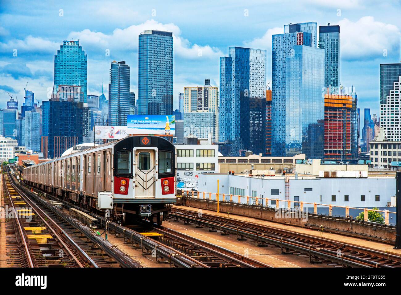 Subway on elevated train platform, IRT Flushing Line of New York City Subway. Line 7 train 40 Street - Lowery St station, New York Sunnyside Queens NY Stock Photo