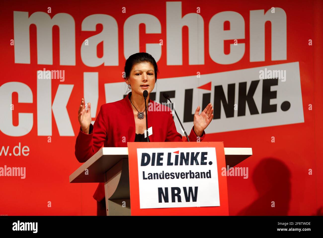DEU, Deutschland, Essen, 02.02.2013: Sahra Wagenknecht, stellvertretende Bundesvorsitzende der Partei DIE LINKE und Bundestagsabgeordnete, stellt sich Stock Photo