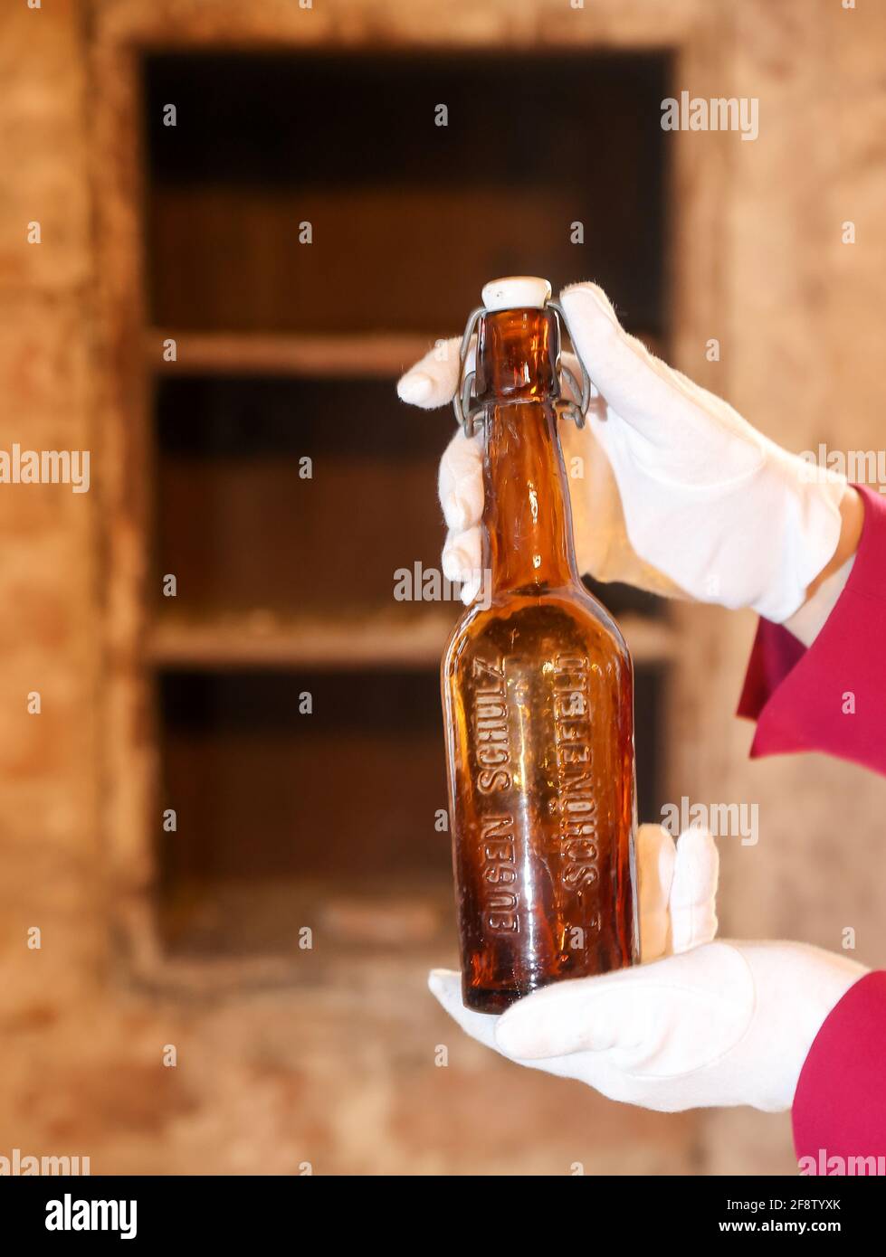 15 April 21 Saxony Leipzig Ulrike Dura Deputy Director Of The Stadtgeschichtliches Museum Presents A 112 Year Old Message In A Bottle The Old Beer Bottle Found Behind A Wooden Paneling During Construction Work 15 April 21 Saxony Leipzig Ulrike Dura Deputy Director Of The Stadtgeschichtliches Museum Presents A 112 Year Old Message In A Bottle The Old Beer Bottle Found Behind A Wooden Paneling During Construction Work