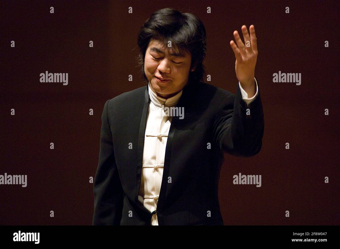 DEU, Deutschland, Ruhrgebiet, Essen, 10.02.2006: Der Pianist Lang Lang nimmt die Ovationen des Publikums entgegen bei seinem Konzert in der Philharmon Stock Photo