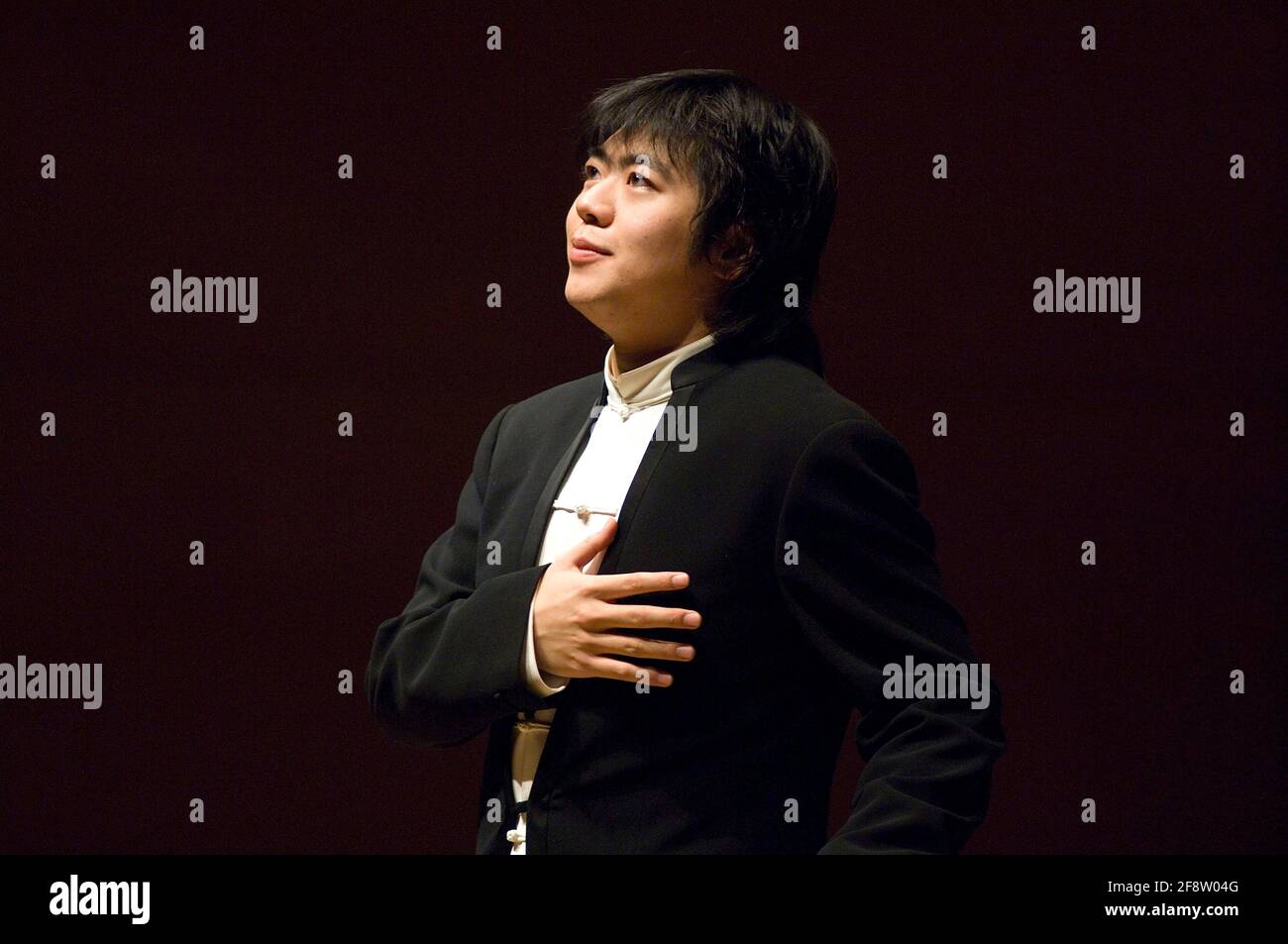 DEU, Deutschland, Ruhrgebiet, Essen, 10.02.2006: Der Pianist Lang Lang nimmt die Ovationen des Publikums entgegen bei seinem Konzert in der Philharmon Stock Photo