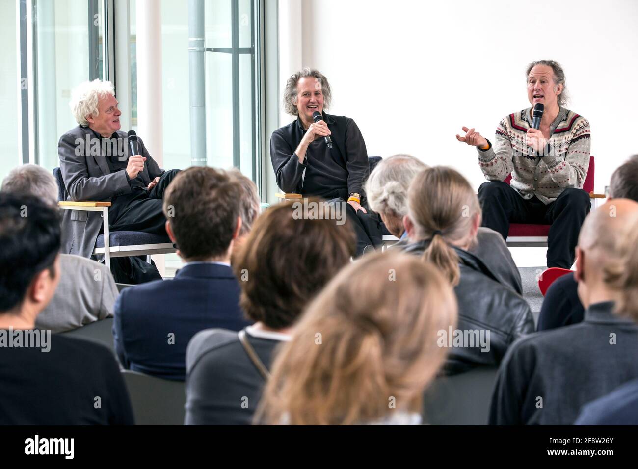 DEU Deutschland Ruhrgebiet Essen 22.09.2013 Ruhrtriennale Die Filmemacher und Animationskuenstler Quay Brothers (Stephen Mitte Timothy rechts) im Gesp Stock Photo