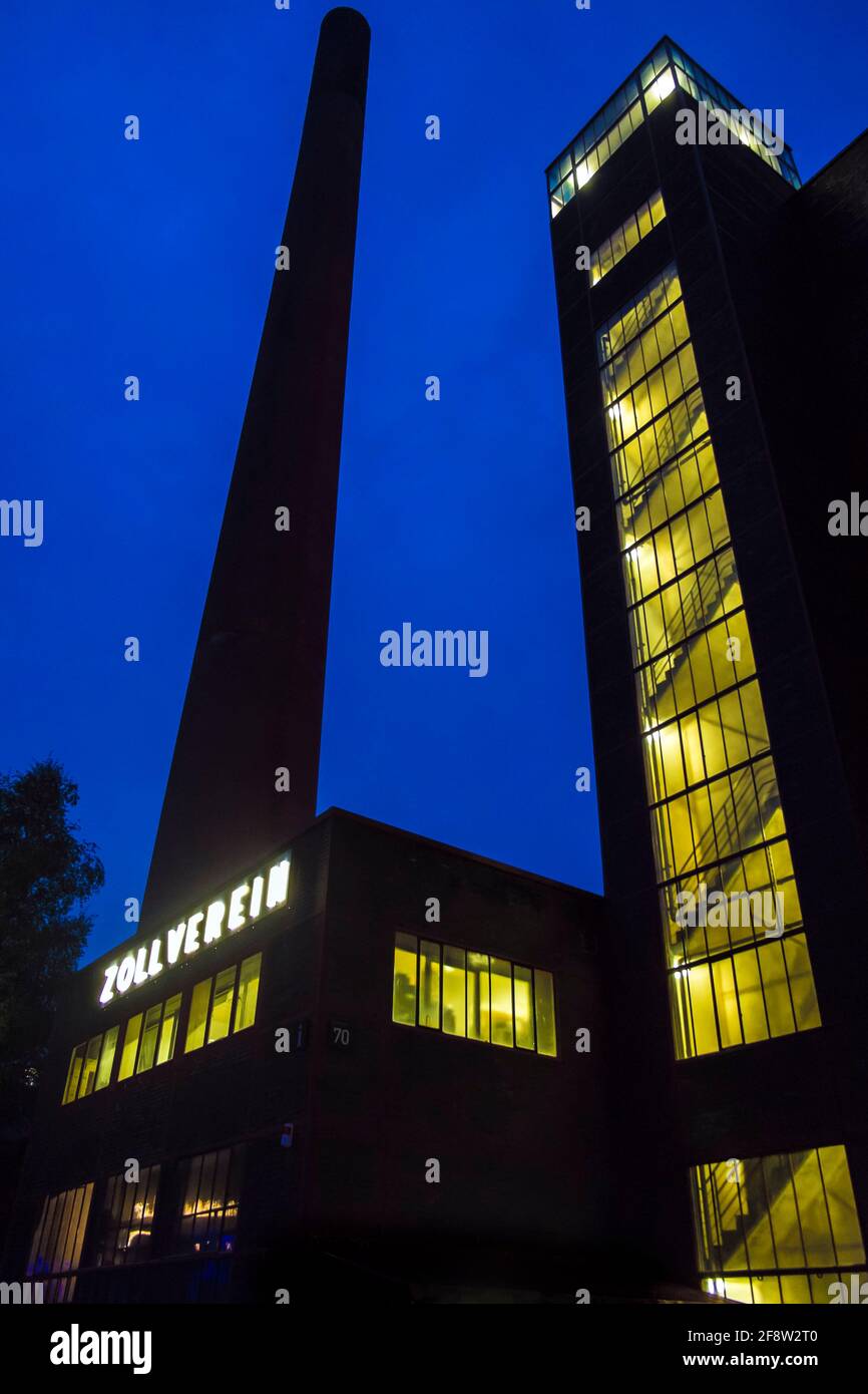 DEU, Deutschland, Nordrhein-Westfalen, Ruhrgebiet, Essen, 29.04.2014: Die ehemaligen Kokerei Zollverein in Essen bei Nacht. - © Michael Kneffel / Visu Stock Photo
