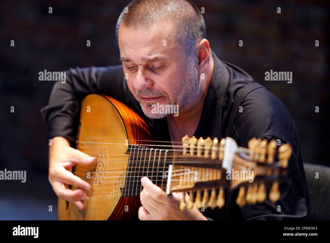 DEU, Deutschland, Ruhrgebiet, Essen, 18.08.2014: Der bosnische Lauten-Virtuose Edin Karamazov spielt sich ein für sein Konzert im Rahmen der Ruhrtrien Stock Photo
