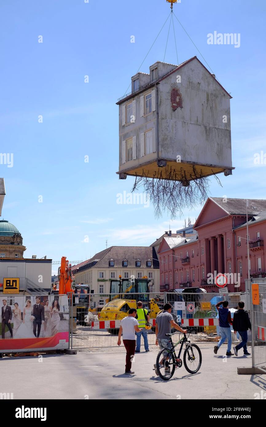 DEU, Deutschland, Karlsruhe, 28.06.2015: Das Kunstwerk 'Pulled by the Roots' von Leandro Erlich, ein Einfamilienhaus mit Wurzelwerk, das an einem Kran Stock Photo