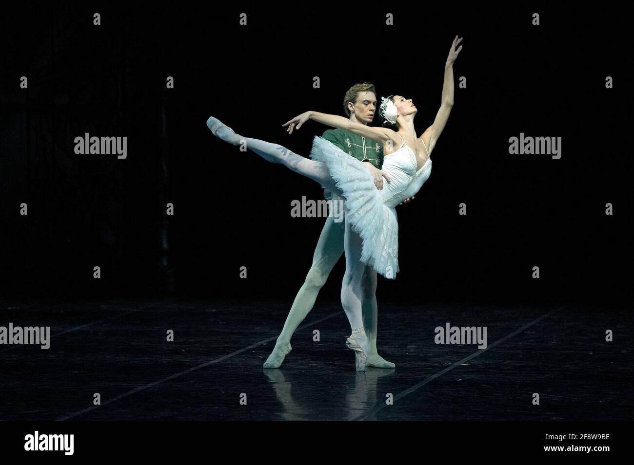 DEU, Deutschland, Berlin, 27.10.2009: Polina Semionova und Vladimir Malakhov vom Staatsballett Berlin als Schwanenprinzessin Odette und Prinz Siegfrie Stock Photo