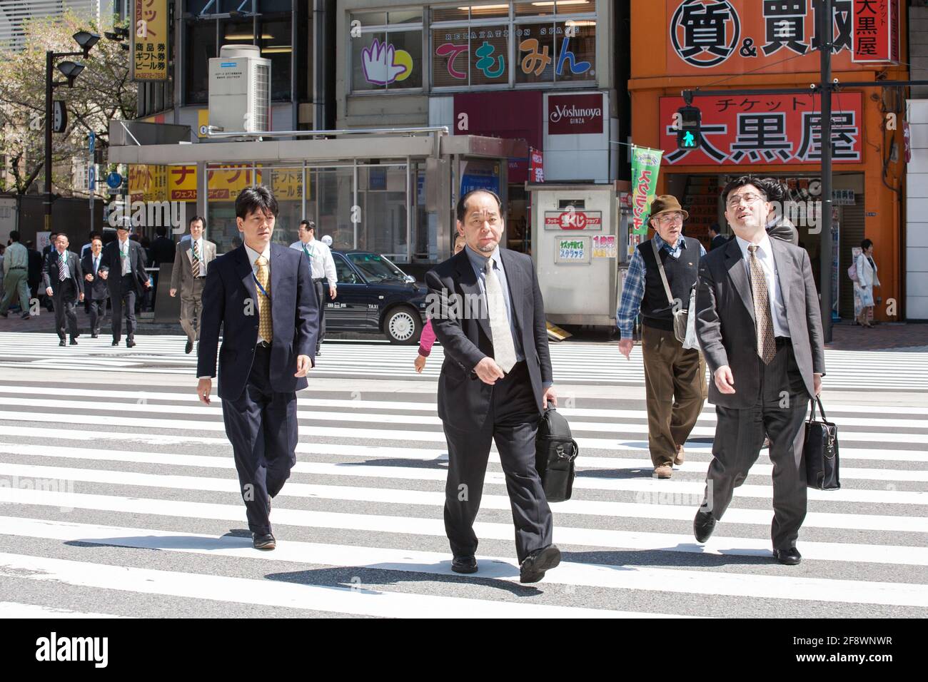 LIBRARY Maison de Rêde à Japon 3pシルク　スーツ Japanese male office workers wearing business suits walking across