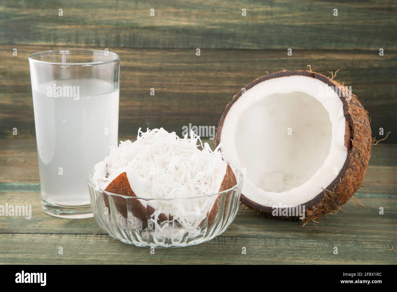 Сколько воды в кокосе. Кокосовая вода и кокосовое молоко. Маленькая коробочка кокосового молока. Кружево кокосовое молоко. Cocos nucifera (Coconut) Oil.