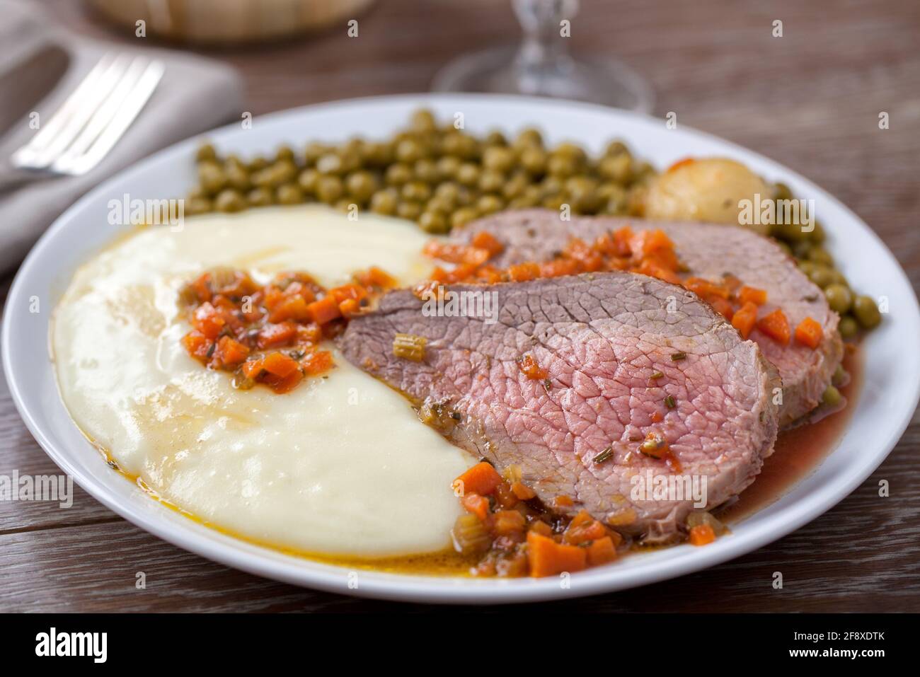 Roast Beef With Mashed Potatoes and Peas Stock Photo Alamy