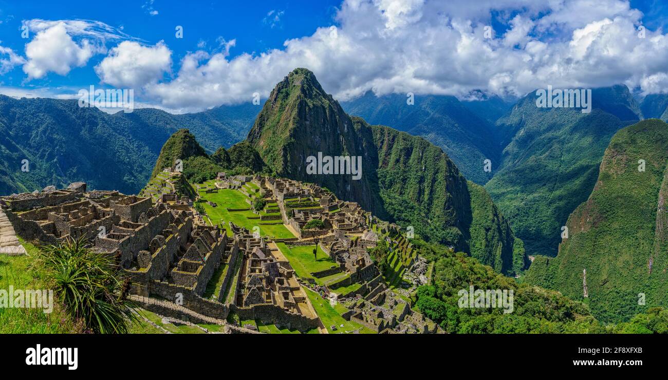 Citadel in mountains, Machu Pichu, Huayna Picchu, Peru Stock Photo