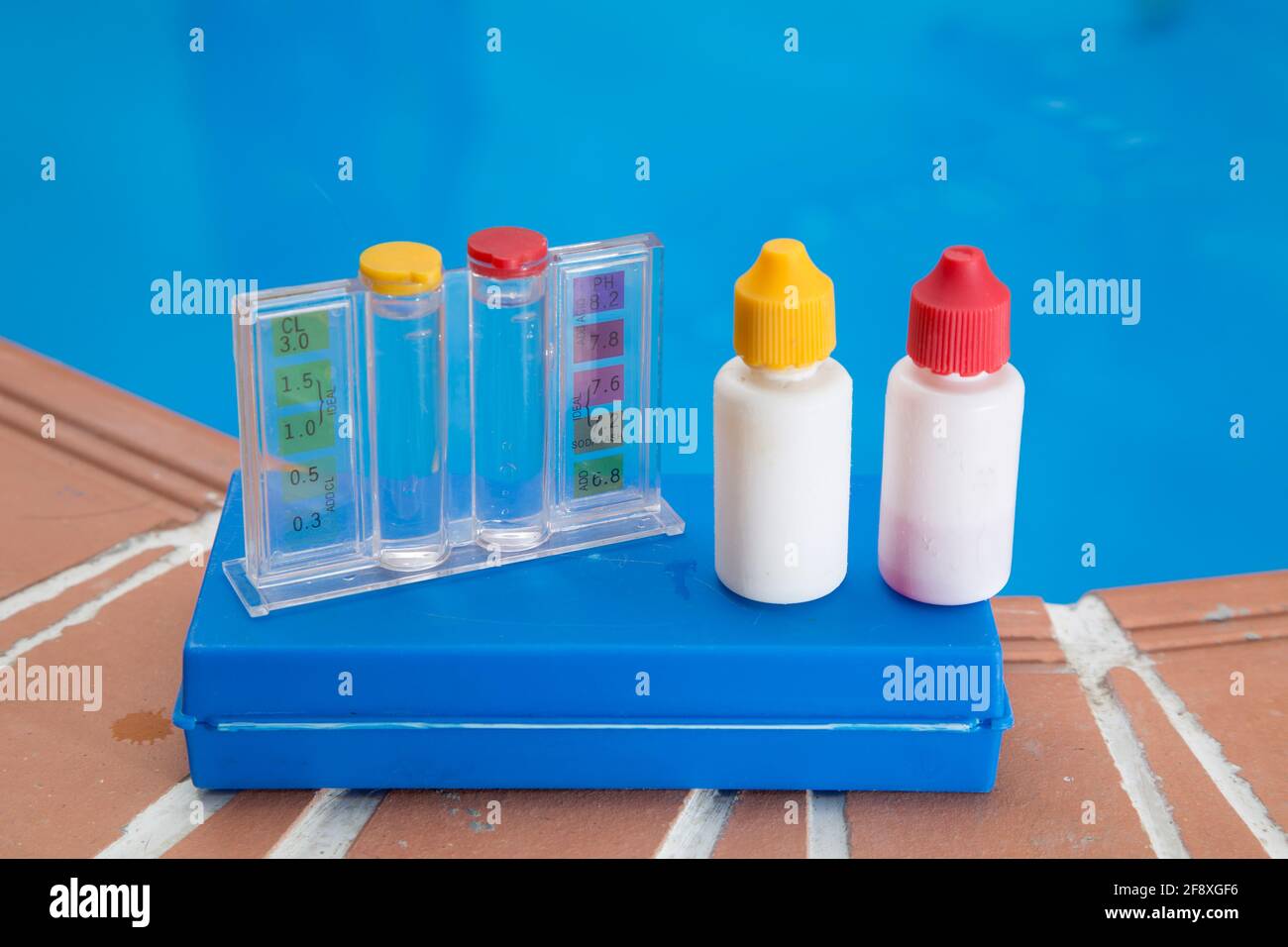 Measurement of pH and chlorine in swimming pools Stock Photo Alamy