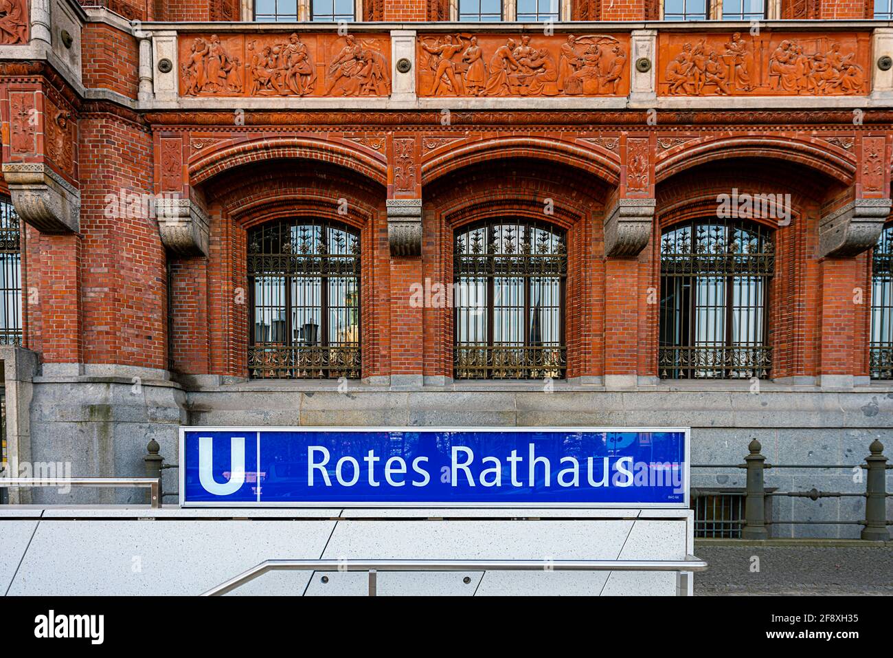 ROTES RATHAUS U BAHNEINGANG visual data 8