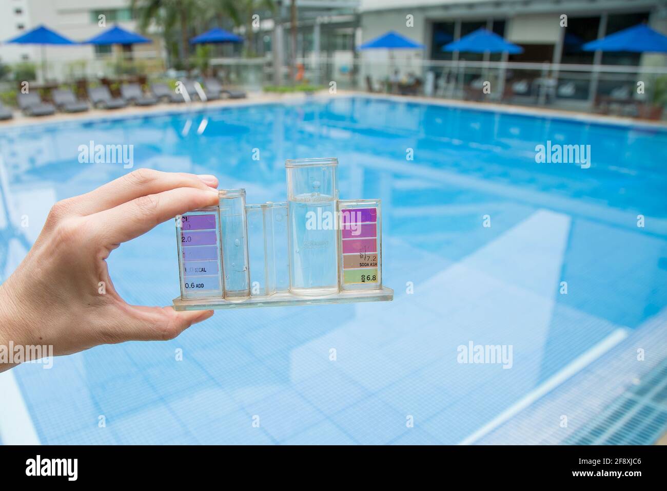 Measurement of pH and chlorine in swimming pools Stock Photo Alamy