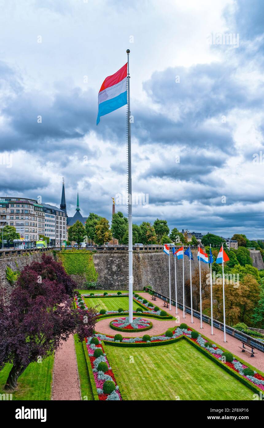 protestantiske Møde Forøge Luxembourg National Flag In Park At Place De La Constitution, Luxembourg  City Stock Photo - Alamy