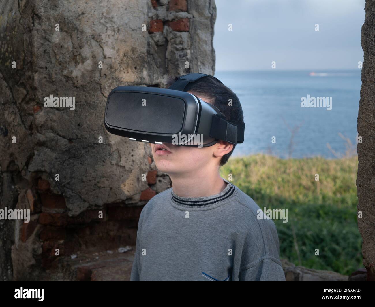 Teenager virtual reality hi-res stock photography and images - Alamy
