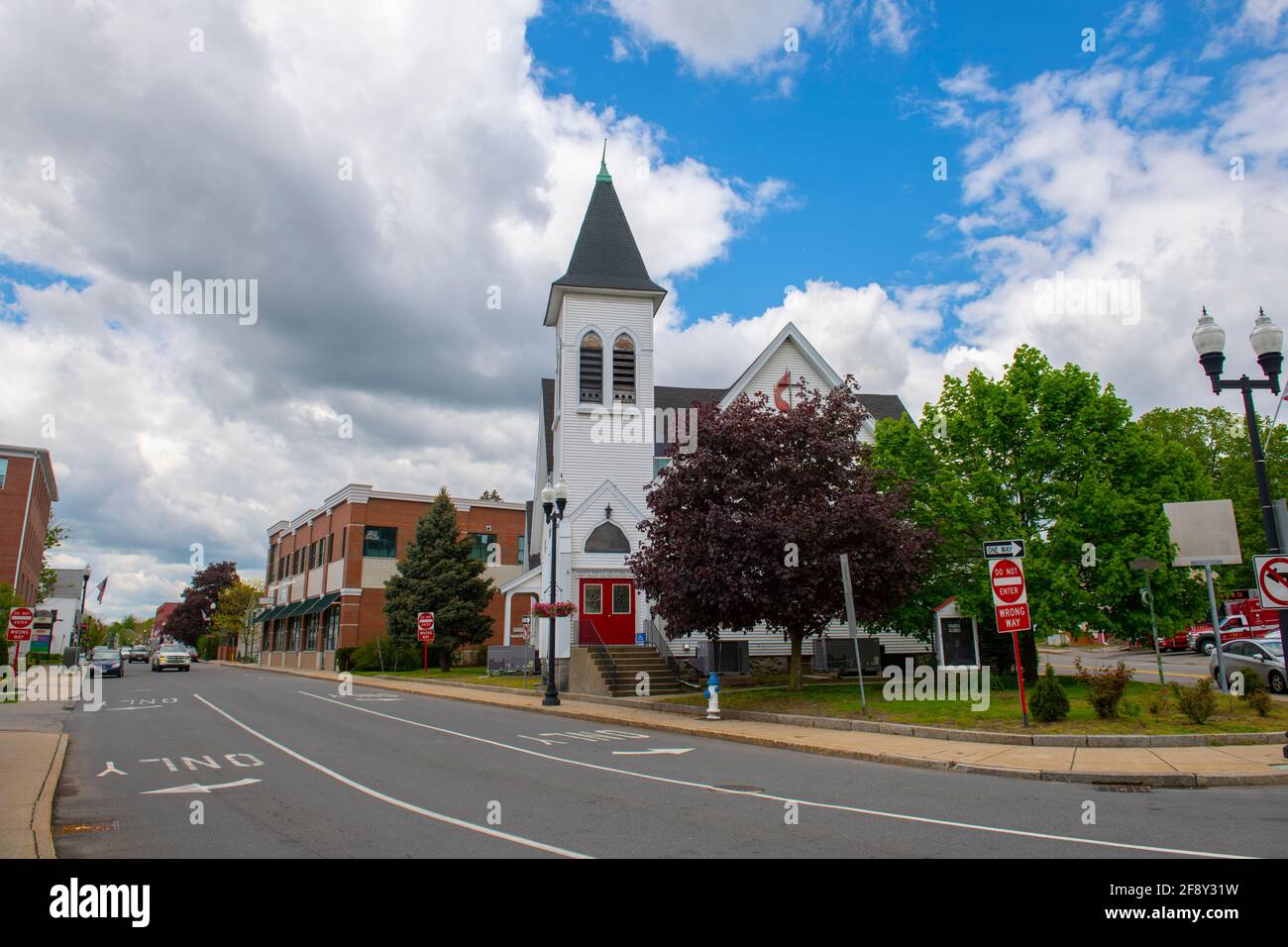 New Hope Fellowship Church on Main Street in Maynard historic town center in summer, Maynard, Massachusetts MA, USA. Stock Photo