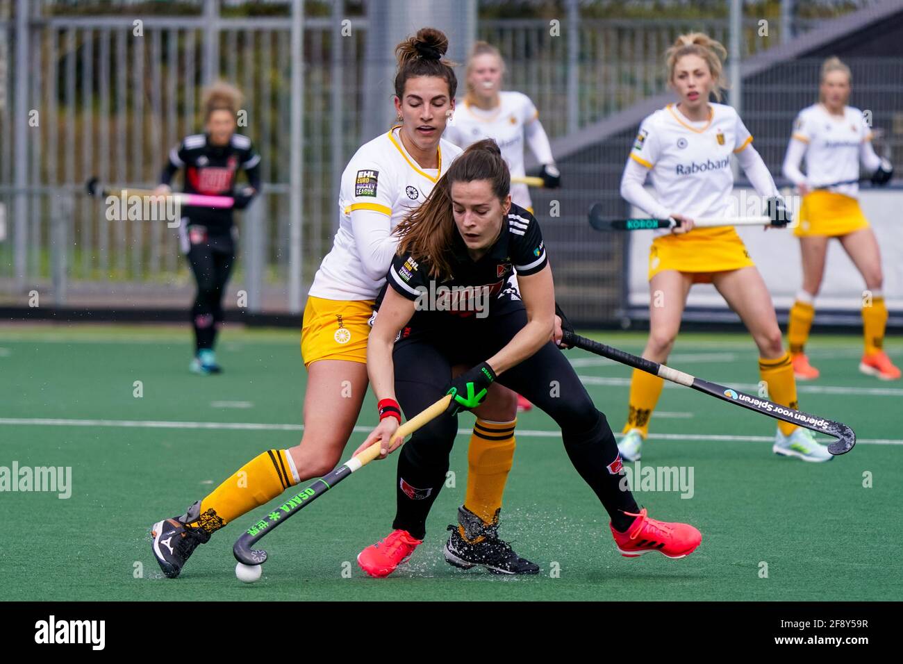 Amstelveen Niederlande April 2021 Amstelveen Niederlande 15 April Frederique Matla Von Den Bosch Und Sabine Plonissen Von Amsterdam Wahrend Des Hockeymatches Der Damen Zwischen Amsterdam Und Den Bosch Im Wagener Stadion