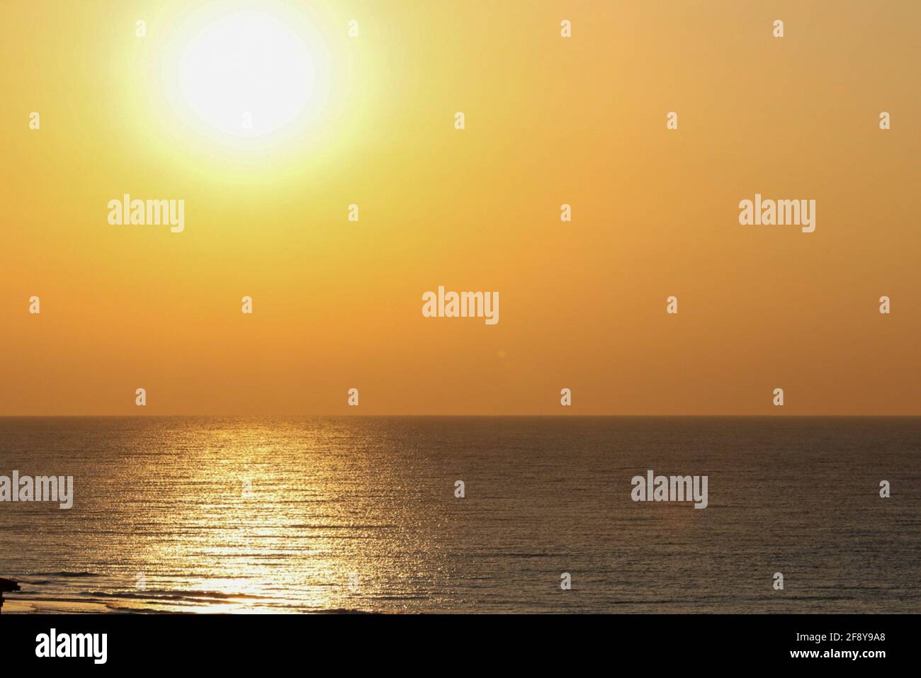 Sea sun horizon line hi-res stock photography and images - Alamy