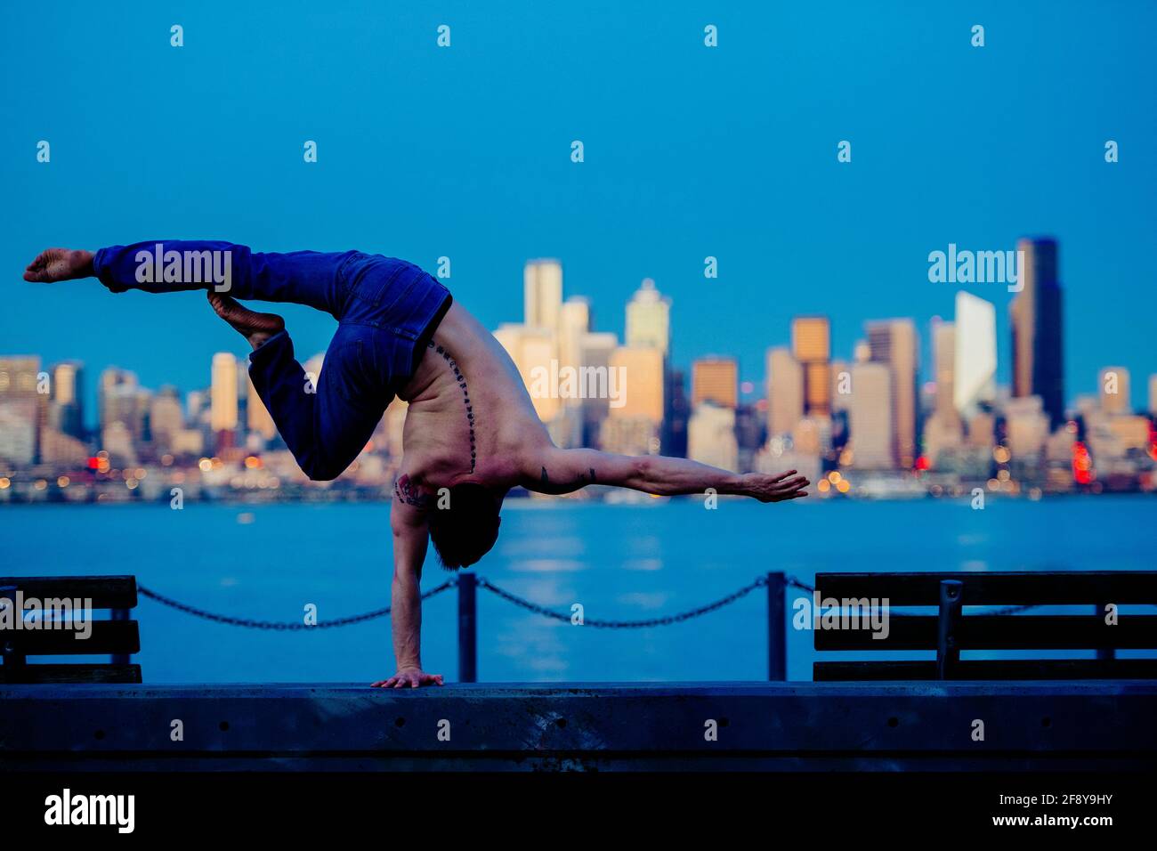 Man exercise yoga in front of skyline, Seattle, Washington, USA Stock Photo