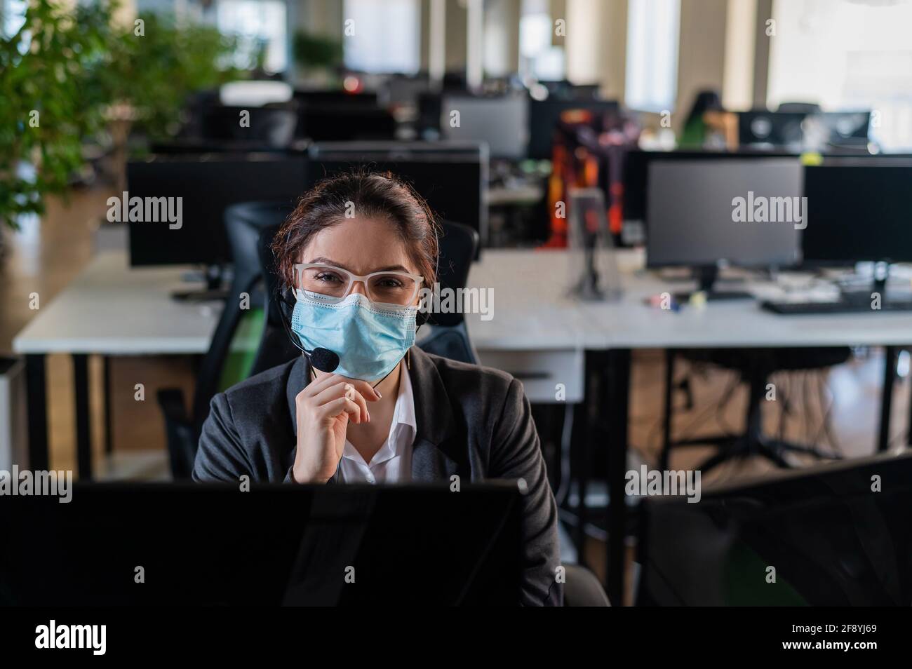 Call center agent with mask hi-res stock photography and images - Alamy