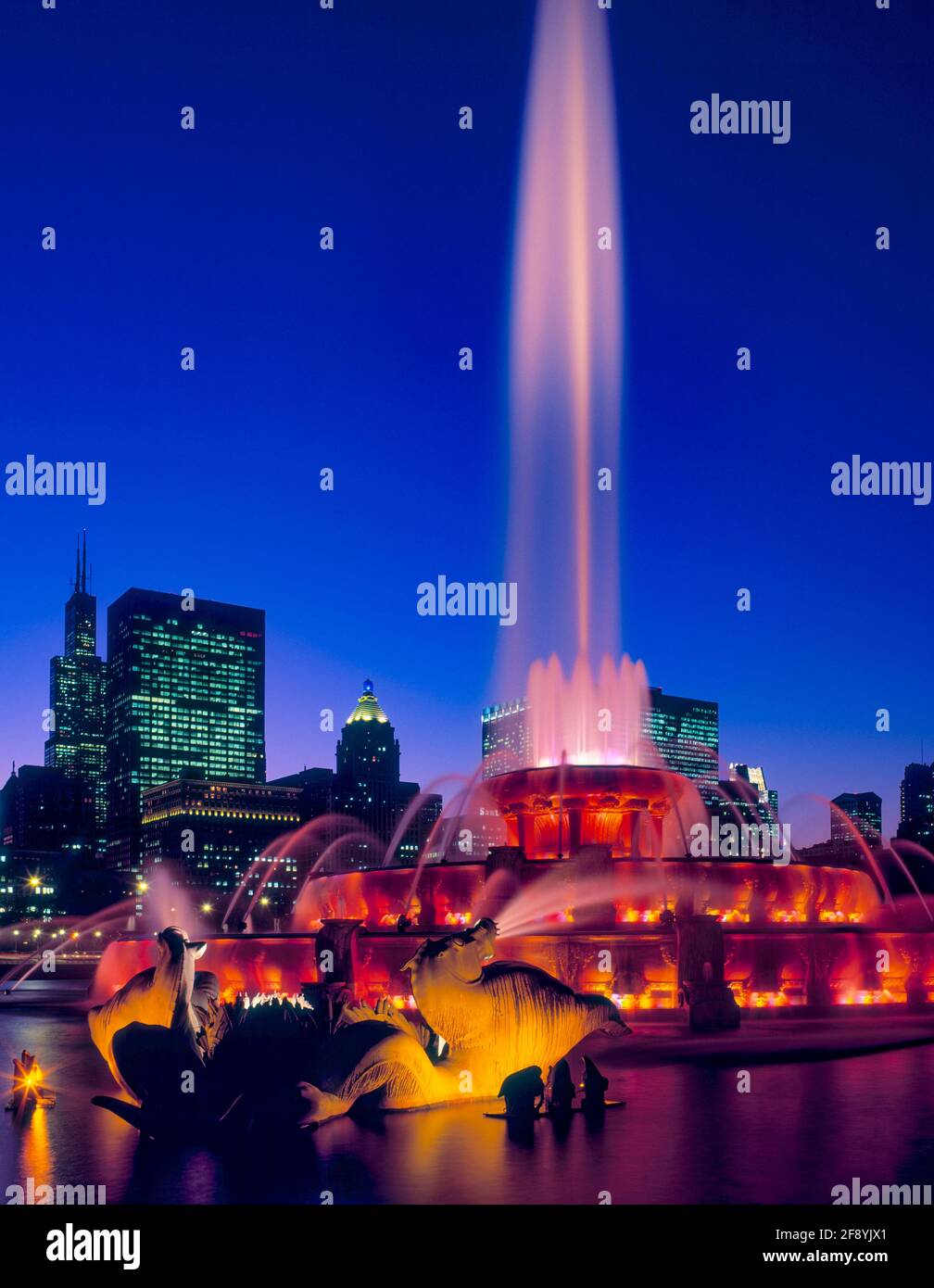 Buckingham Fountain at night, Grant Park, Chicago, Illinois, USA Stock Photo