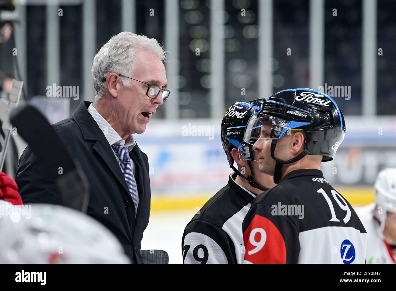 Zurich, Switzerland. 15th Apr, 2021. April 15, 2021, Zurich, Hallenstadion, NL 1/4 Final - Game 2: ZSC Lions - Lausanne HC, coach Craig MacTavish (Lausanne) in conversation with referee Nicolas Fluri (19) after the equalizer for Lausanne was denied (Switzerland/Croatia OUT) Credit: SPP Sport Press Photo. /Alamy Live News Stock Photo