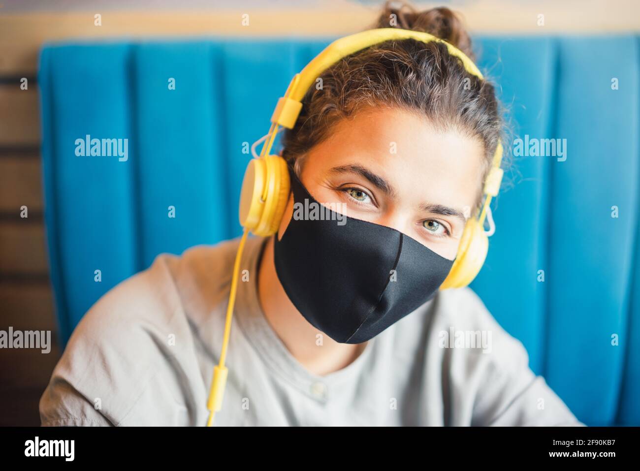 Girl wearing facemask hi-res stock photography and images - Alamy