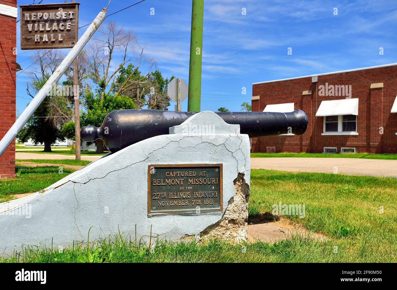 Neponset, Illinois, USA. A historic armament located in a small north central Illinois community. Stock Photo