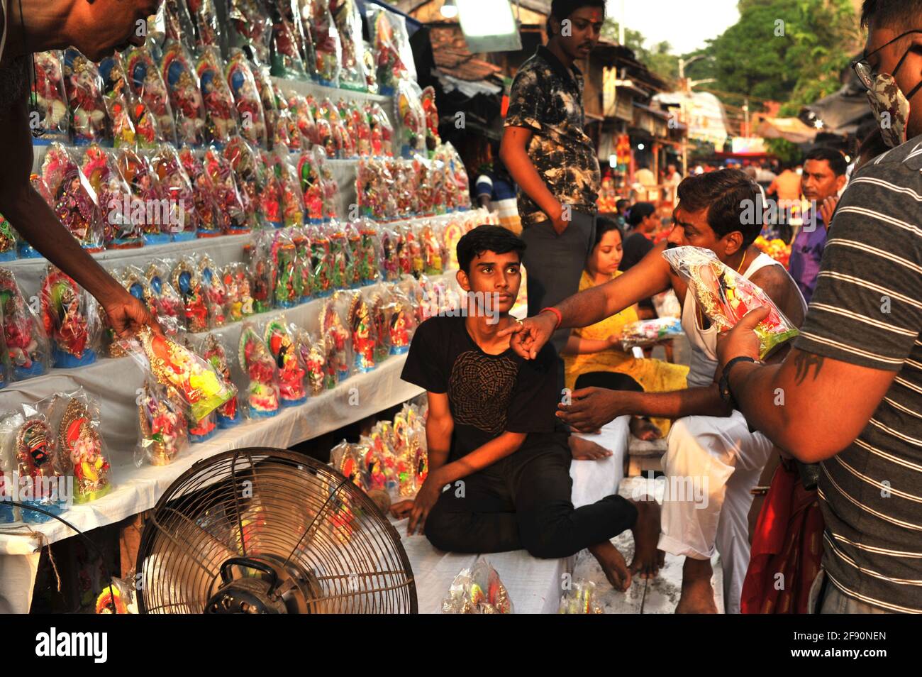 Kolkata, West Bengal, India. 15th Apr, 2021. People buying idols of to