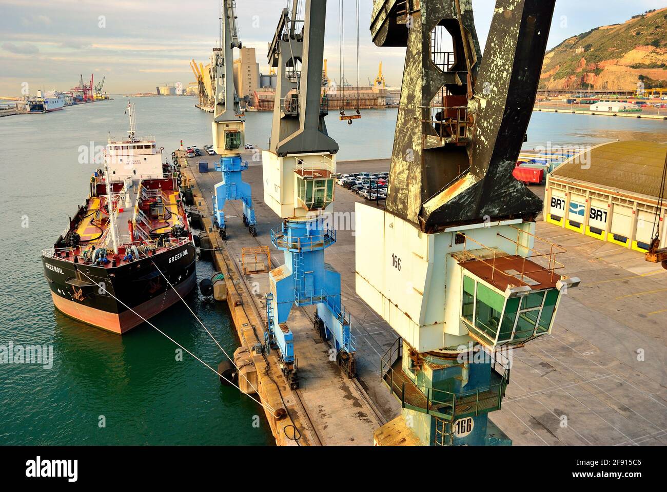 Barco y grúas en el Puerto de Barcelona (Cataluña). Buque ''Greenoil' de la naviera Suardiaz. Stock Photo