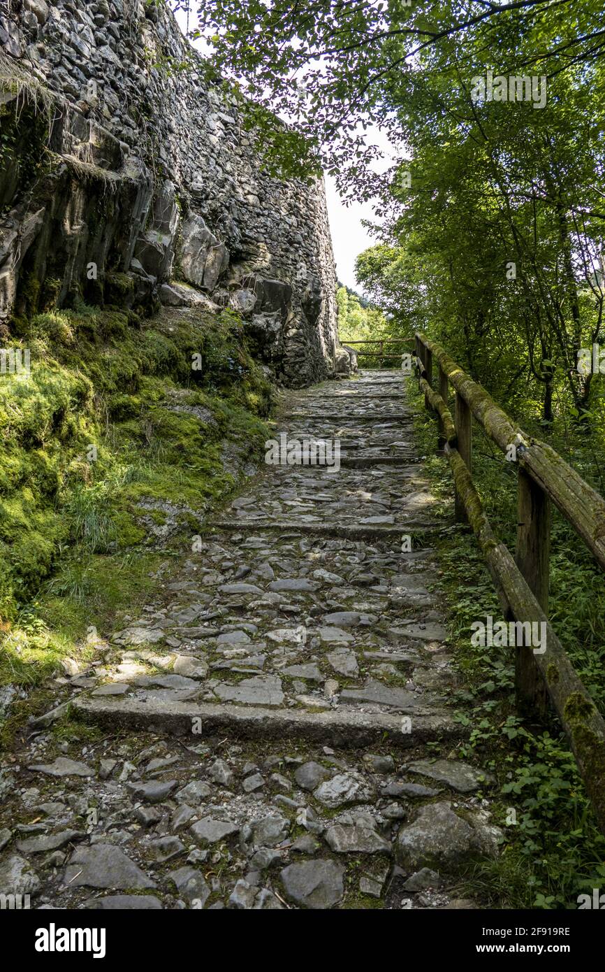 Beautiful rocky walkway leading to the majestic walls of an old house in Cornello dei Tasso Stock Photo