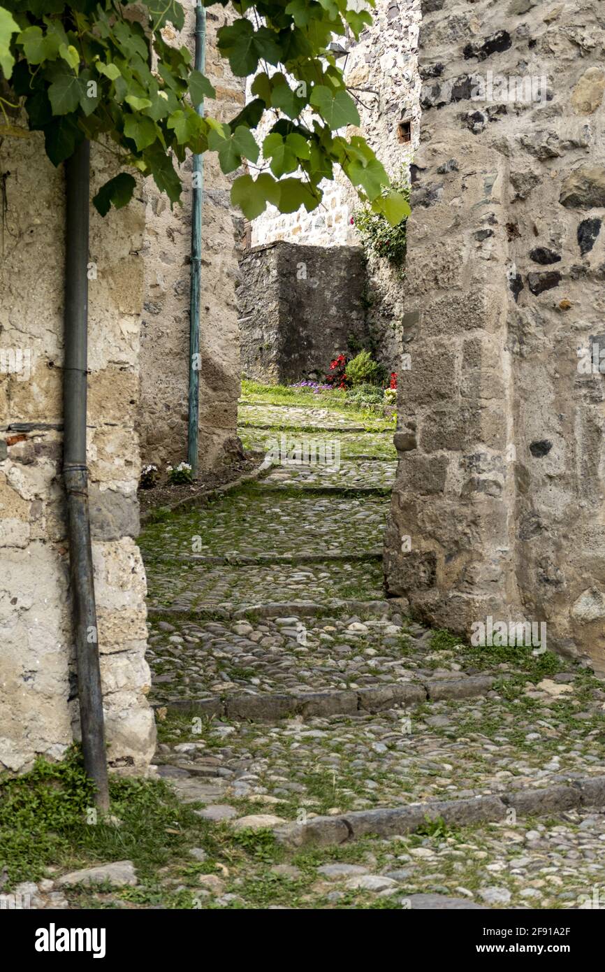 Rocky walkway between ancient walls; an old house in Cornello dei Tasso Stock Photo