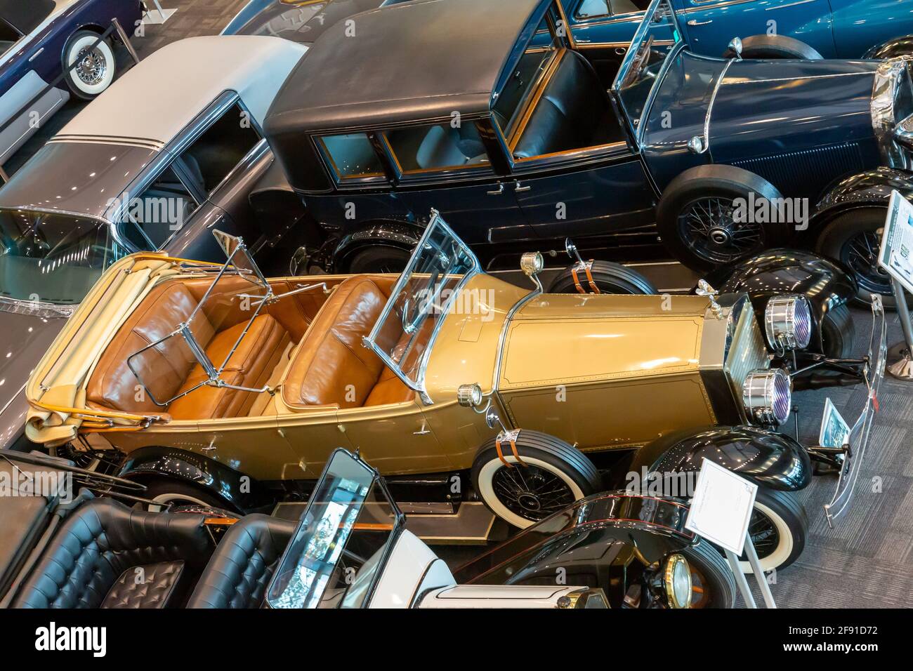 Car Display Inside Mall High Resolution Stock Photography And Images Alamy Car Display Inside Mall High Resolution Stock Photography And Images Alamy