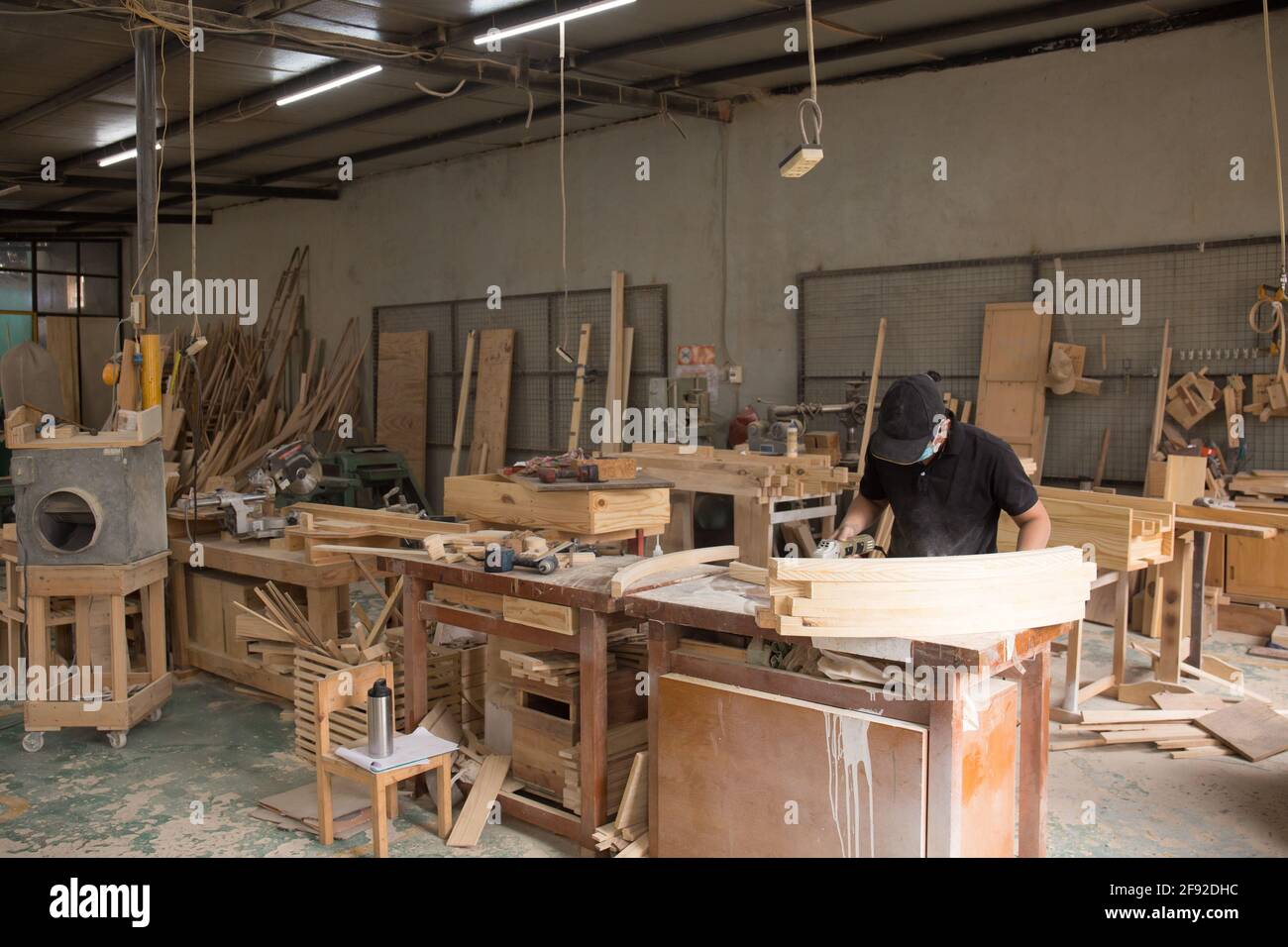 Closeup of a carpenter using a polishing machine Stock Photo - Alamy