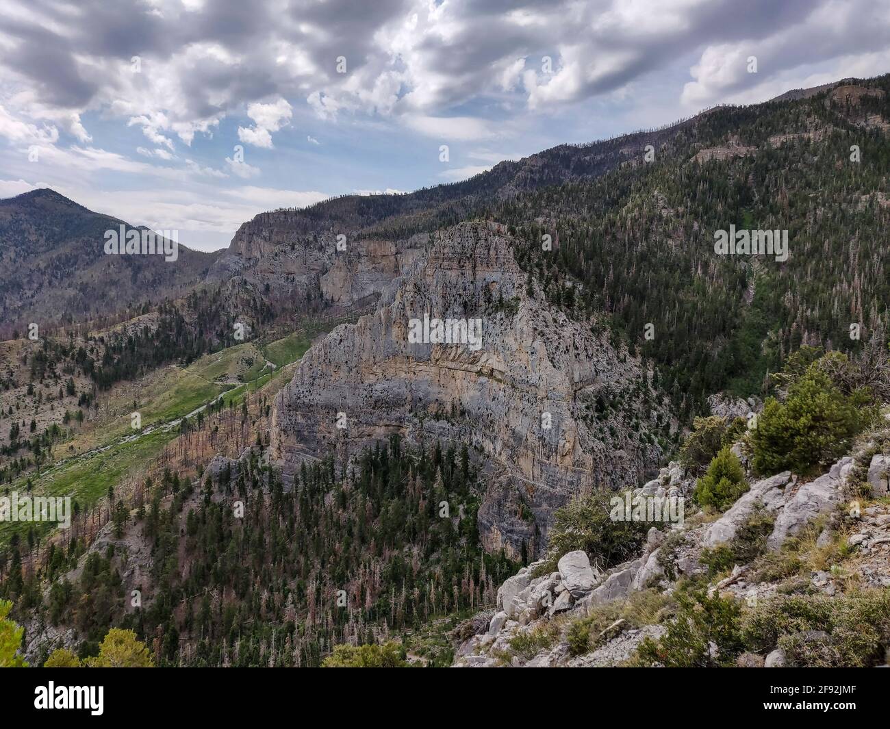 Beautiful shot mighty mountain hi-res stock photography and images - Alamy