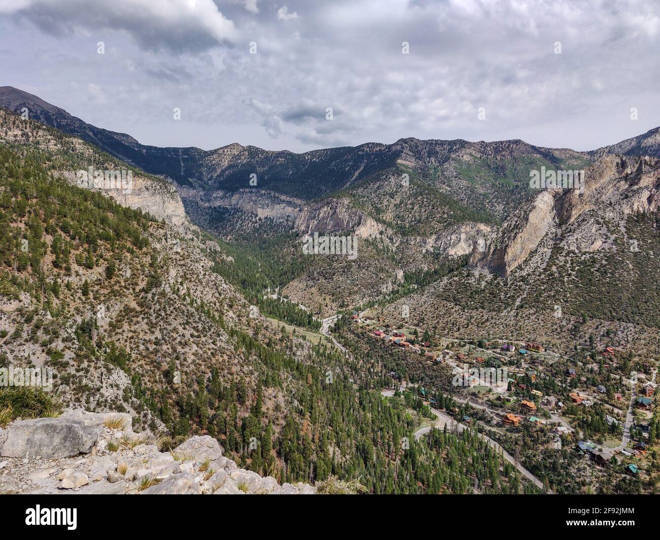 Beautiful shot mighty mountain hi-res stock photography and images - Alamy