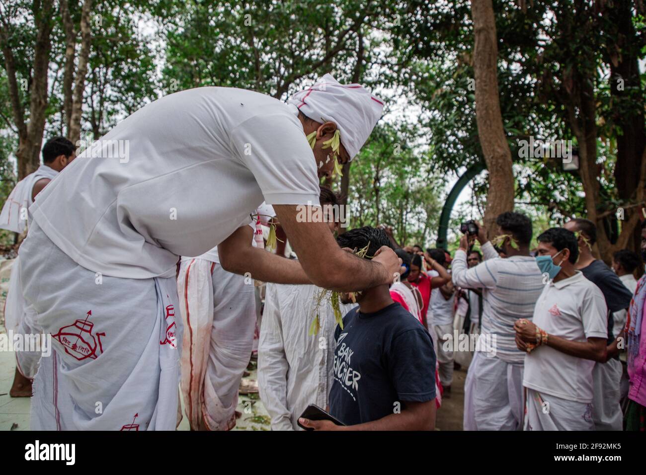 Sarhul Festival Celebrated Amidst Covid 19 Pandemic By Tribes In Jharkhand Sarhul Festival Is One Of The Most Popular Festivals Celebrated Across The Jharkhand Region Sar Refers To Year And Hul Means Set