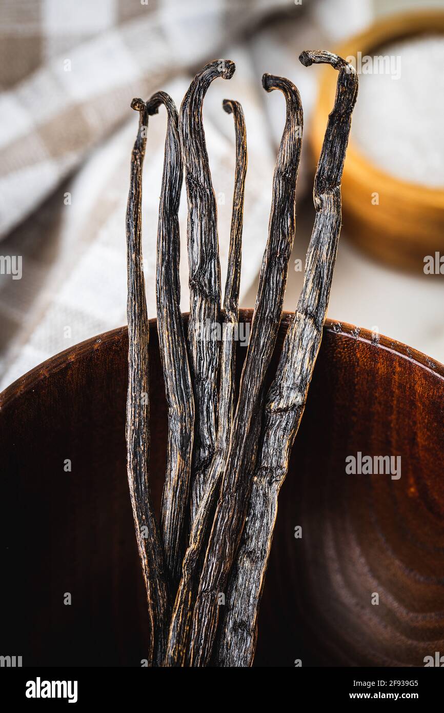 Vanilla pods. Sticks of vanilla in wooden bowl Stock Photo - Alamy