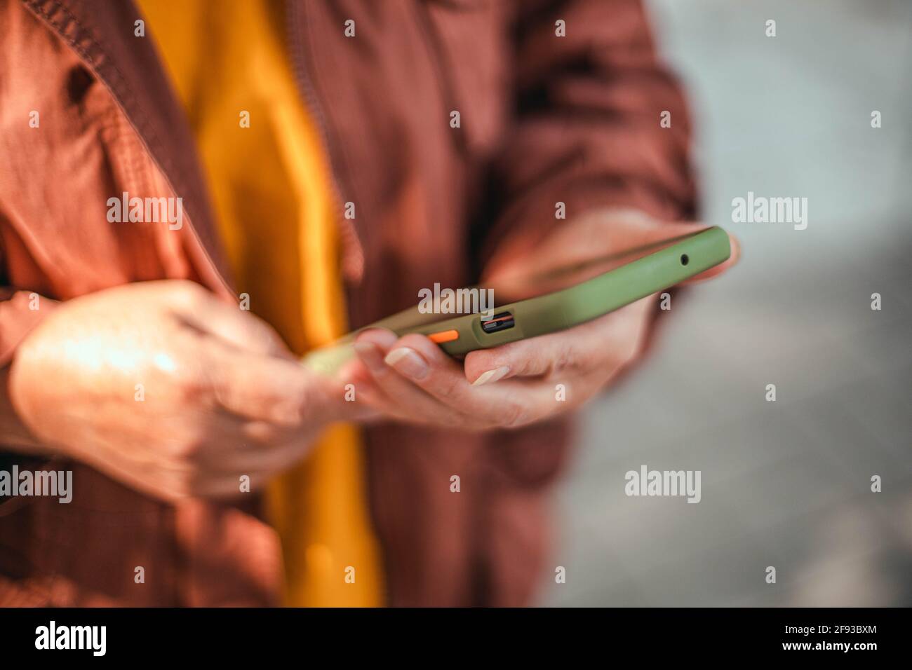 Hands holding smart phones hi-res stock photography and images - Alamy
